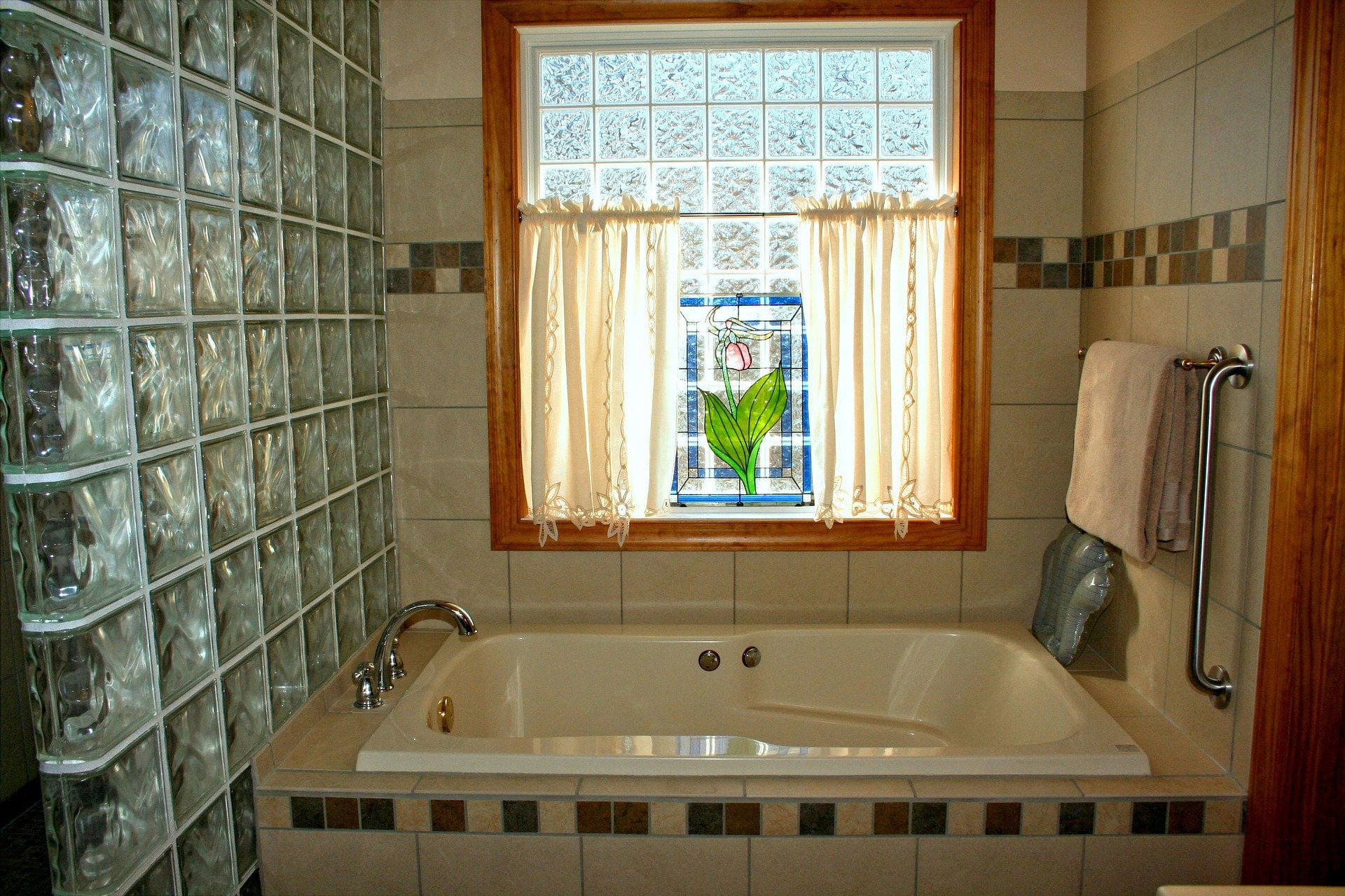 A Guide To Walk In Tubs For Seniors In 2021 Senior Strong
