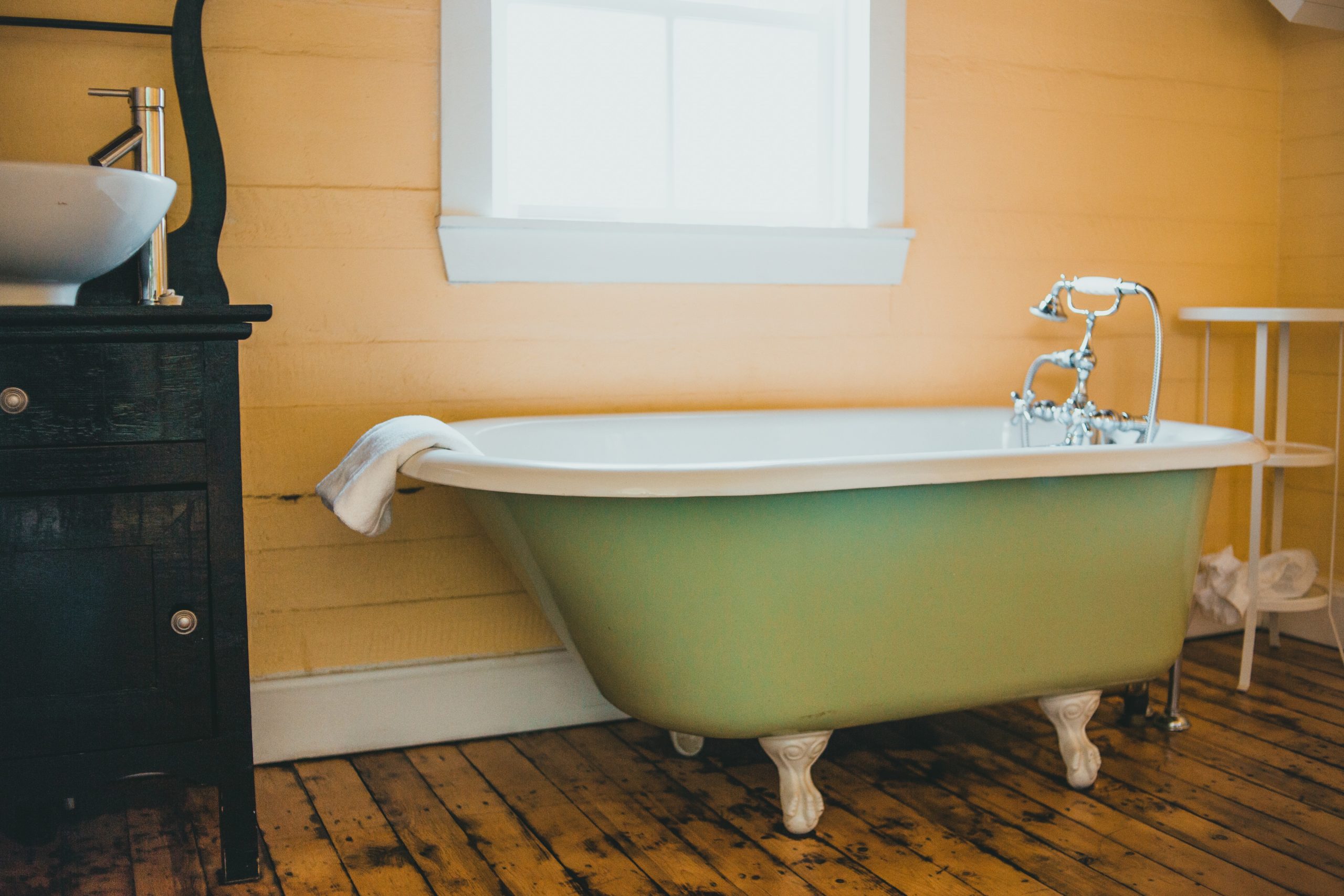 How to Remove Rust Stains From Fiberglass Tub