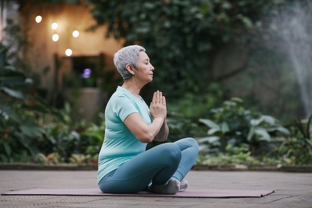 5 Benefits of Meditation for Elders in Addiction Recovery