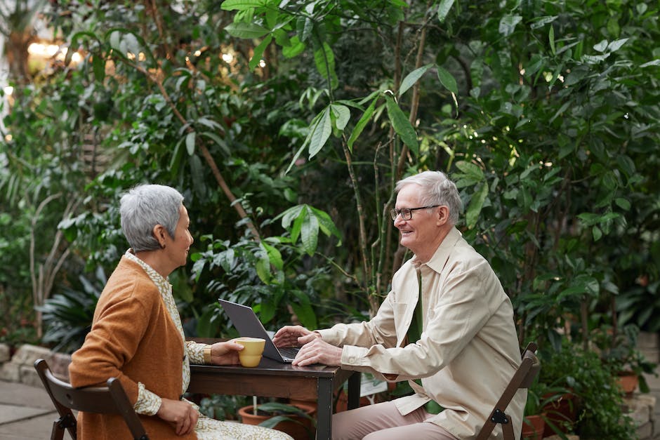 Is Online Dating Safe for Seniors? Tips for Navigating the Digital Dating World